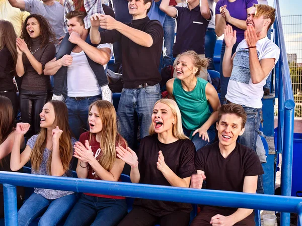 Aficionados aplaudiendo en el estadio. Grupo de personas esperan a su equipo favorito . — Foto de Stock