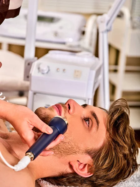 Tratamiento facial ultrasónico en ultrasonido hombre cara máquina . —  Fotos de Stock