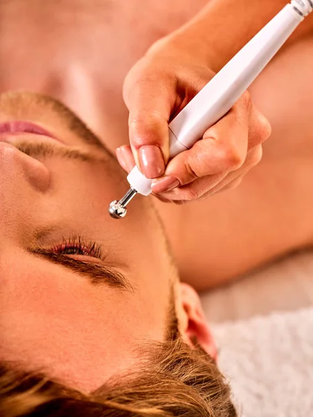 Ansiktsmassage på skönhetssalongen. Elektrisk stimulering mannen hudvård. — Stockfoto