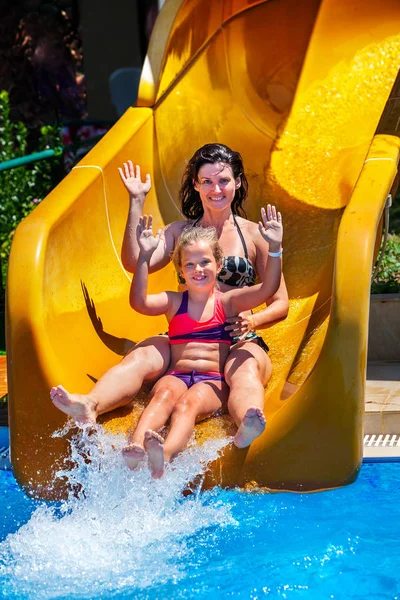 Zwembad-dia's voor gezin met kinderen op Wasser Rutsche op aquapark . — Stockfoto