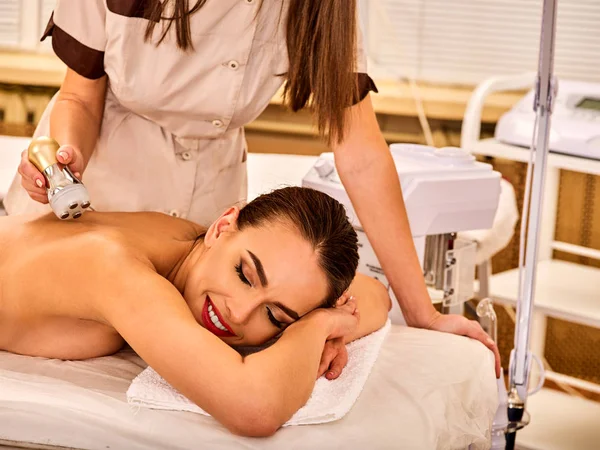 Mujer masaje de espalda salón de belleza. Estimulación eléctrica cuidado de la piel femenina  . — Foto de Stock