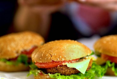 Hamburger fast food ham ahşap tahta üzerinde. Grup hamburger.