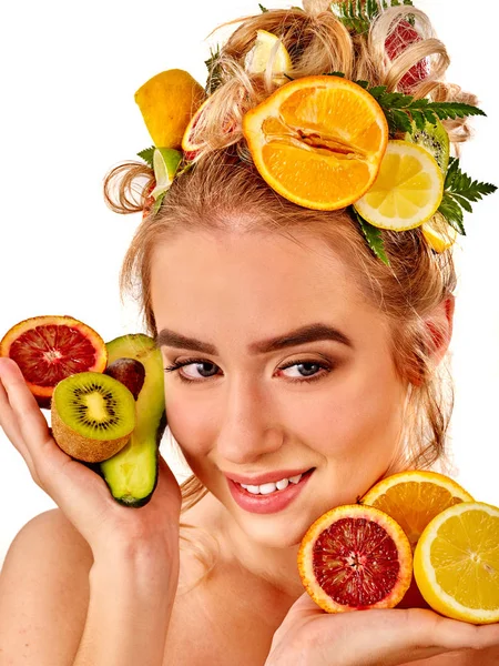 Topeng rambut dari buah-buahan segar di kepala wanita. Gadis dengan wajah cantik . — Stok Foto
