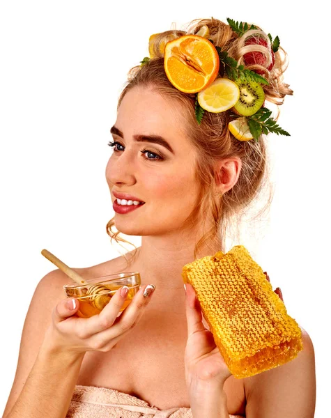 Máscara facial de mel com frutas frescas e favos de mel para o cabelo  . — Fotografia de Stock