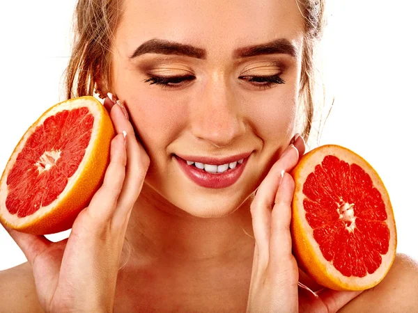 La máscara facial de las frutas frescas para la mujer. Chica hermosa cara . — Foto de Stock