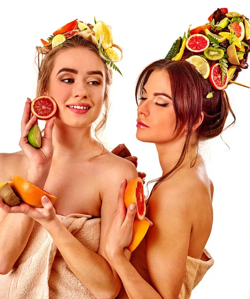 Mujeres cabello y mascarilla facial y cuidado corporal de frutas . — Foto de Stock