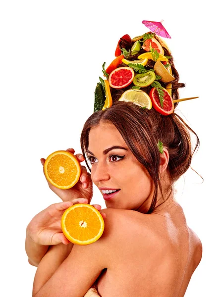 Mascarilla para el cabello de frutas frescas en la cabeza de mujer. Mujer desnuda espalda . — Foto de Stock