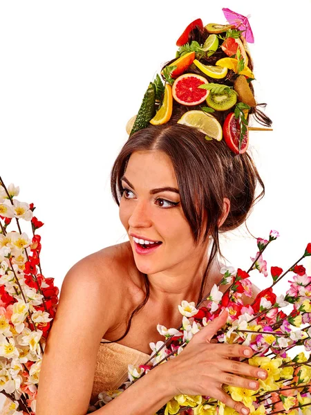 Máscara de cabelo de frutas frescas em cabeça de mulher e flores de primavera . — Fotografia de Stock
