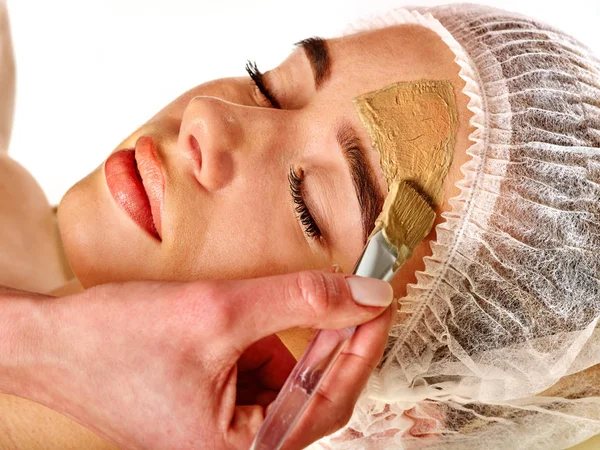 Máscara facial de barro de la mujer en el salón de spa. Masaje facial  . — Foto de Stock