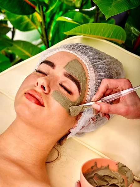 Bahenní maska ženy ve spa salonu. Masáž obličeje . — Stock fotografie