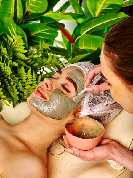 Lera ansiktsmask av kvinna i spasalong. Förfarandet för ansikte . — Stockfoto