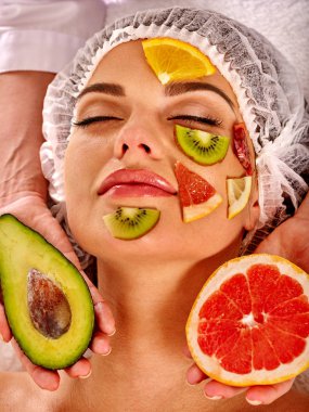 Kadın için taze meyve gelen yüz maskesi. Kız güzel yüz.
