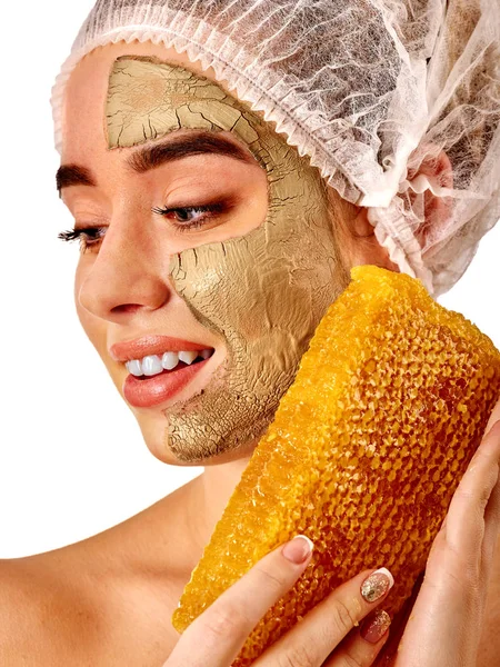 Kobieta maski twarz gliny twarzy miód. Plastrów domowe ekologiczne threatment. — Zdjęcie stockowe