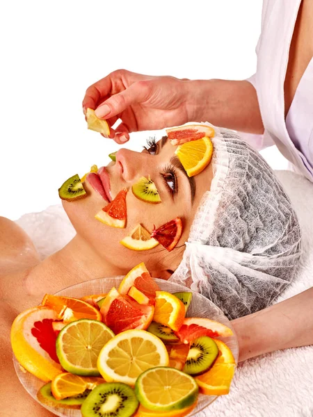 Маска для лица из свежих фруктов для женщины. Косметик наносит ломтики . — стоковое фото