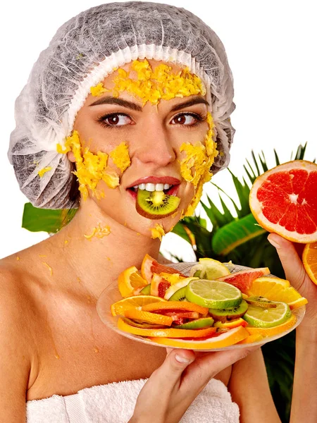 La máscara facial de los frutos para la mujer. Chica en sombrero médico . — Foto de Stock