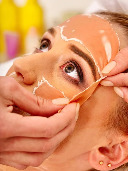 Máscara de colagénio. Tratamento facial da pele. Mulher a receber procedimento cosmético . — Fotografia de Stock