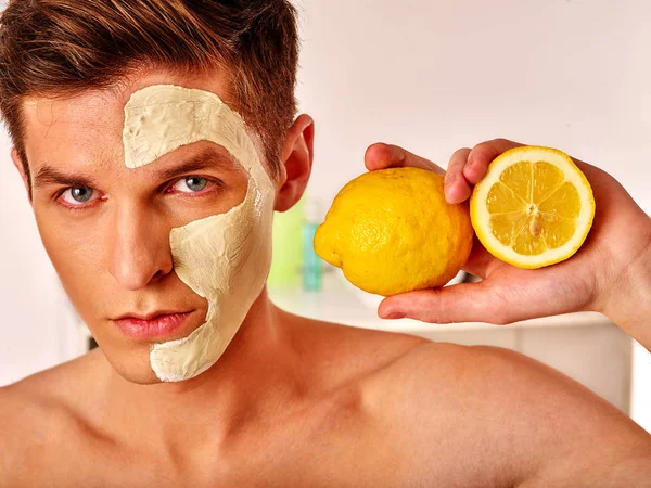 Mascarilla facial de frutas y arcilla. Barro facial aplicado . — Foto de Stock