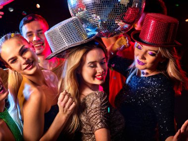 Parti grup müzikle dans edenler dans ve disko topu.