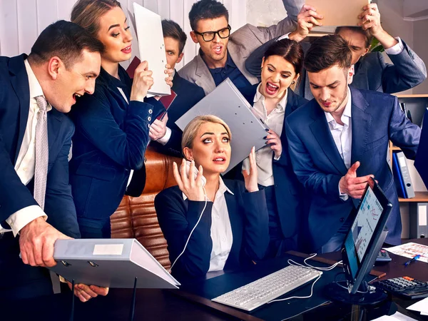 Geschäftsleute Büro. Team-Leute sind unzufrieden mit ihrem Anführer. — Stockfoto