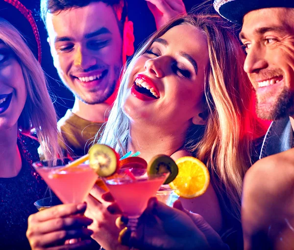 Cocktailparty mit Gruppen, die tanzen und Cocktail trinken. — Stockfoto