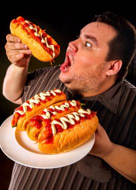 Şişman adam yemek lokanta sosisli sandviç. Kilolu kişi için kahvaltı.