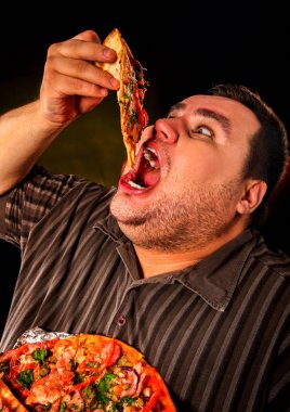 Şişman adam yemek lokanta dilim pizza. Kilolu kişi için kahvaltı.
