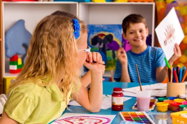 Küçük öğrenciler kız ve erkek Sanat Okulu sınıfta boyama.