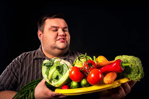Dieta hombre gordo comer alimentos saludables. Desayuno saludable con verduras . —  Fotos de Stock