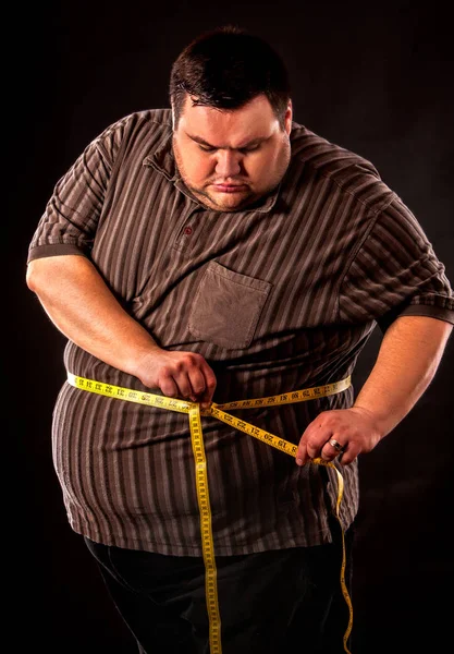Man magen fett med måttband viktminskning runt kroppen . — Stockfoto