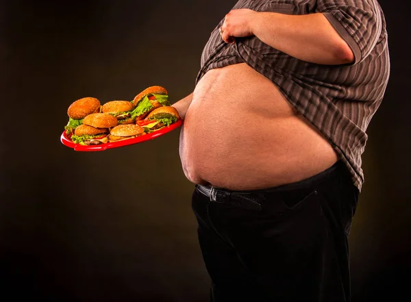 Homem barriga gorda com hambúrguer fast food para pessoa com excesso de peso . — Fotografia de Stock