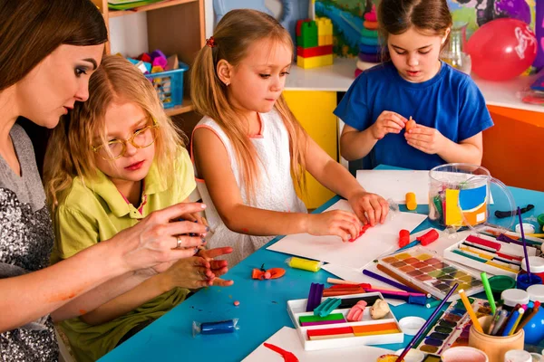 Plasticina argila modelagem na classe crianças. Professor ensina na escola . — Fotografia de Stock