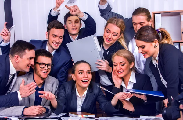 Gente de negocios vida de oficina de la gente del equipo están contentos con el pulgar hacia arriba  . —  Fotos de Stock