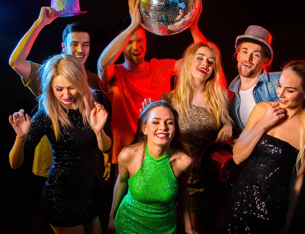 Fiesta de baile con grupo de personas bailando y disco ball . — Foto de Stock