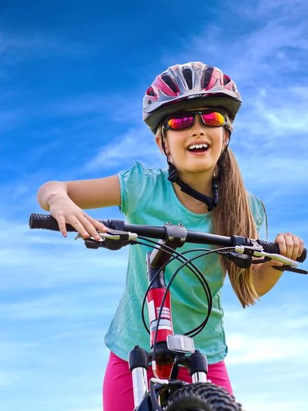 Mulher viajando de bicicleta na grama verde no parque de verão . — Fotografia de Stock