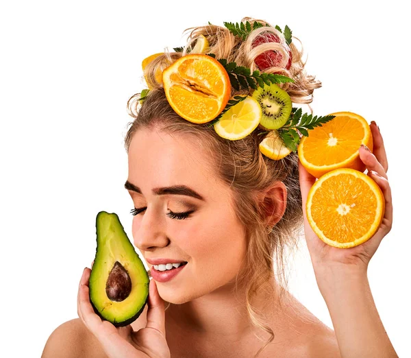 Mascarilla para el cabello de frutas frescas en la cabeza de mujer. Chica con cara hermosa . — Foto de Stock