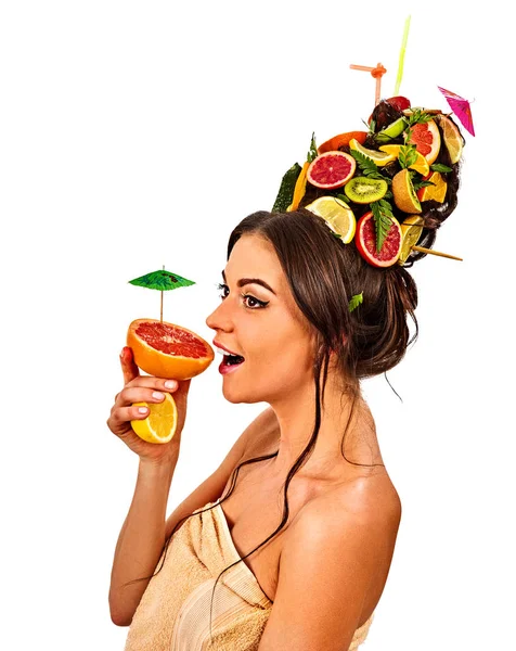 Mascarilla para el cabello de frutas frescas en la cabeza de mujer. Mujer desnuda espalda . —  Fotos de Stock