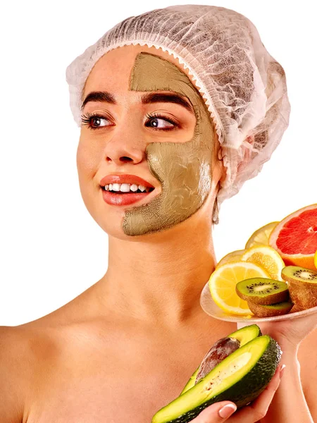Błoto maska do twarzy kobiety w salonie spa. Masaż twarzy . — Zdjęcie stockowe