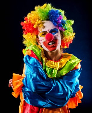 Siyah arka plan üzerinde üzgün palyaço. Hasta bir kadın mide tutar.