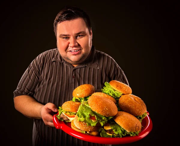 Şişman adam yemek lokanta hamberger. Kilolu kişi için kahvaltı. — Stok fotoğraf