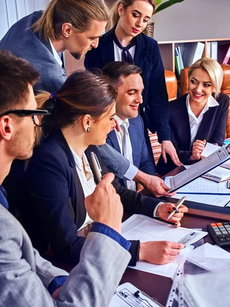 Les gens d'affaires la vie de bureau de l'équipe les gens sont heureux avec le papier  . — Photo