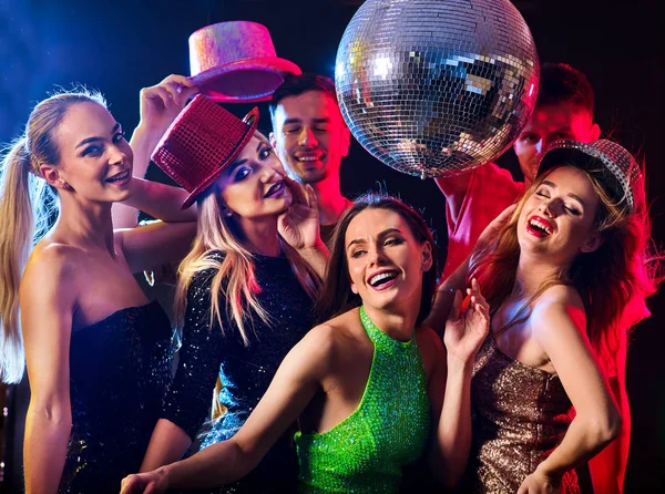 Festa de dança com pessoas de grupo dançando e bola de discoteca . — Fotografia de Stock