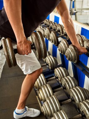 Fitness ekipmanları ile jimnastik salonu iş adamı. Kırpılan atış.