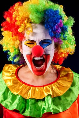 Siyah arka plan üzerine deli palyaço. Deli bir kadın portresi.