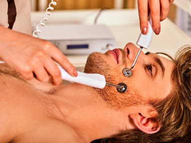 Yüz masajı Güzellik Salonu. Elektrik stimülasyon kadın Cilt Bakımı.