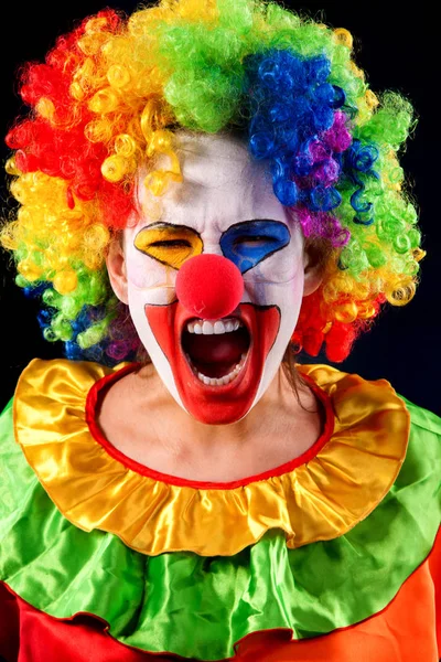 Clown pazzo su sfondo nero. Ritratto di donna pazza . — Foto Stock