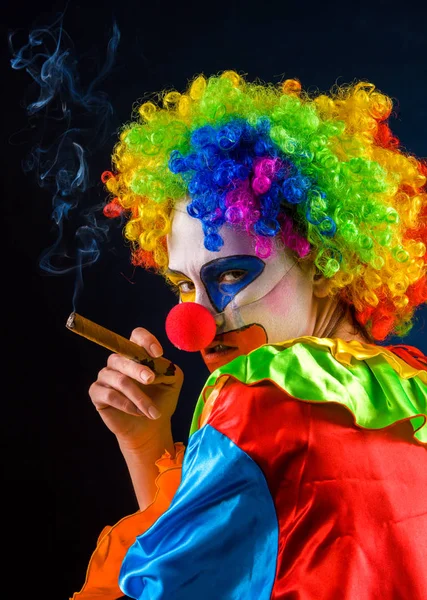 Irrer Clown auf schwarzem Hintergrund. Porträt einer verrückten Frau. — Stockfoto
