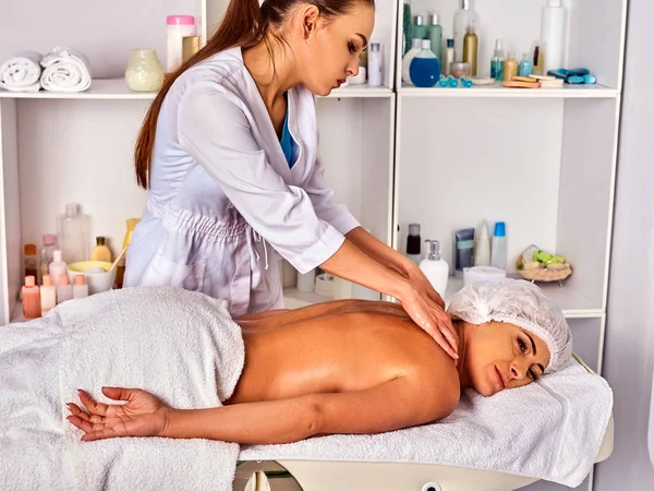 Trato de terapia de masaje. Mujer terapeuta haciendo terapia manual de nuevo . — Foto de Stock