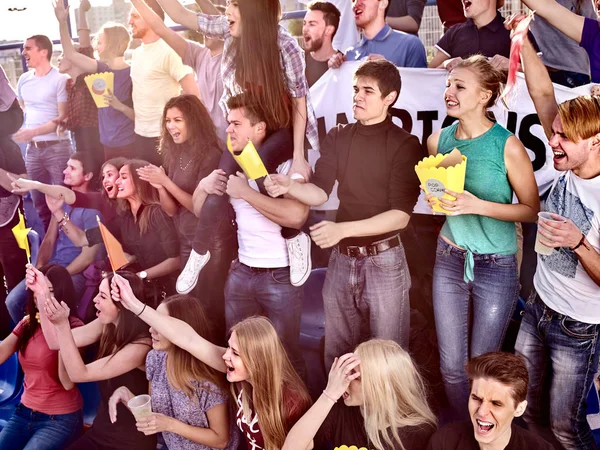 Fansen jublar i stadion och äta popcorn. — Stockfoto