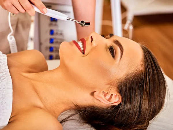 Masaż twarzy w salonie kosmetycznym. Elektryczna stymulacja kobieta Pielęgnacja skóry. — Zdjęcie stockowe