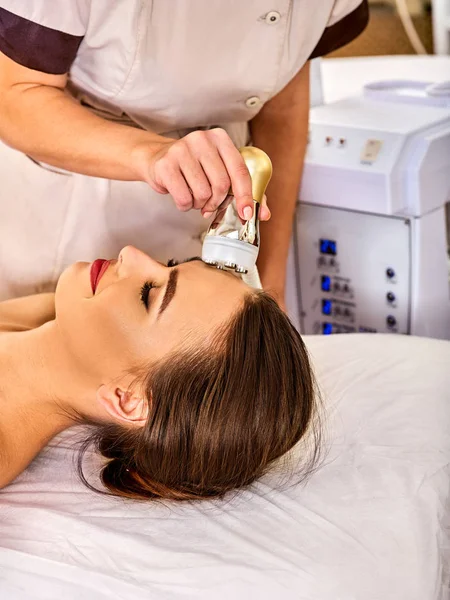 Skin resurfacing facial-procedur procedur på ultraljud ansikte maskin. — Stockfoto